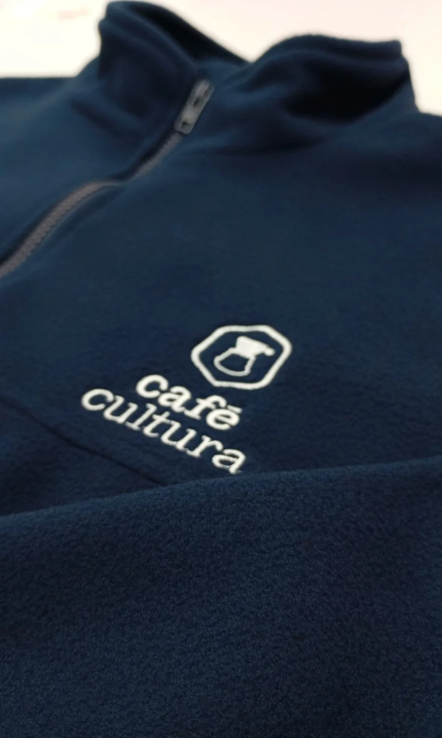 Bordado da marca Café Cultura em fleece produzido pela Aprons